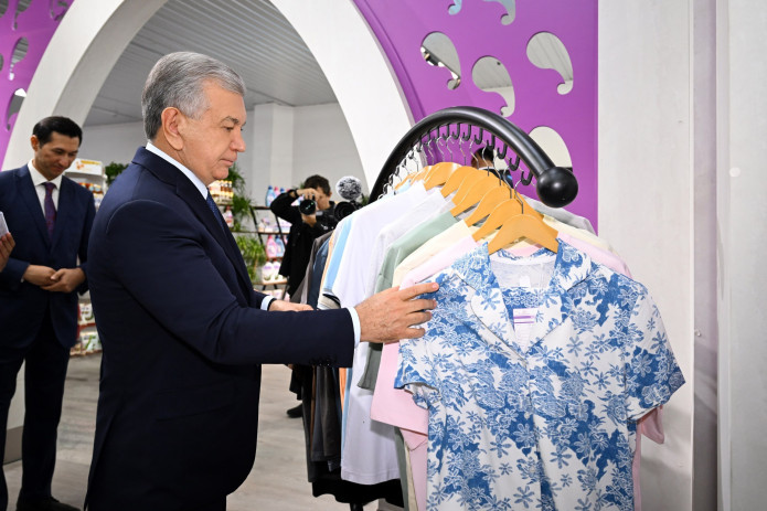 Prezident Qarshidagi resurs tejamkor toʻqimachilik korxonasi bilan tanishdi