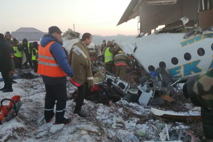 Под Алматы разбился самолет с сотней человек на борту