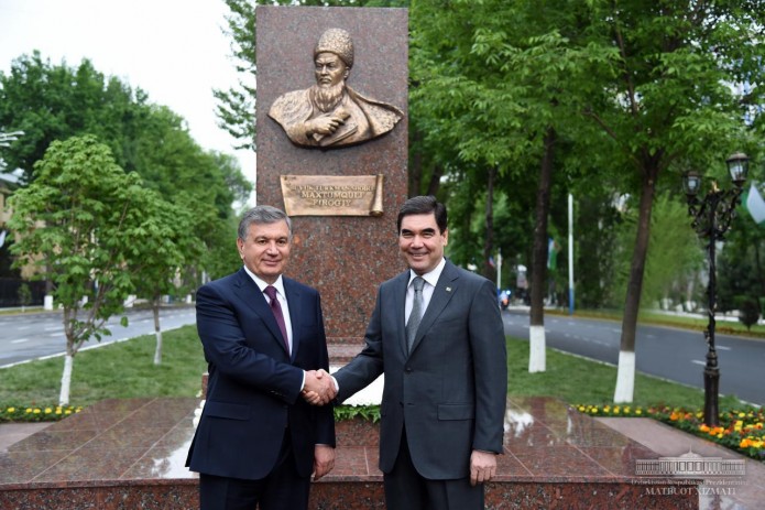 Главы Узбекистана и Туркменистана посетили улицу Махтумкули