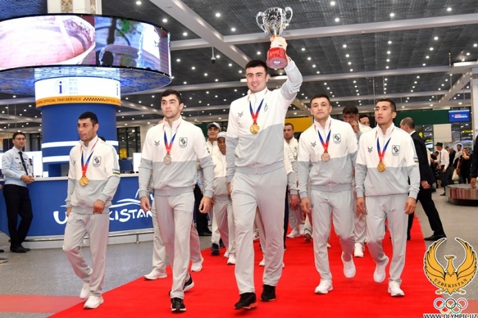 Чемпионов мира по боксу торжественно встретили в аэропорту