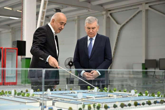 Shavkat Mirziyoyev Zomin tumanida qurilayotgan maishiy texnika zavodini ko‘zdan kechirdi