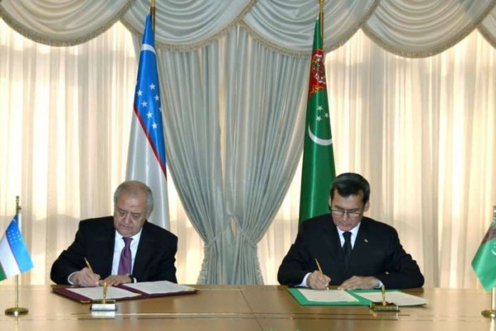 Uzbek Foreign Minister inks cooperation program with his Turkment counterpart