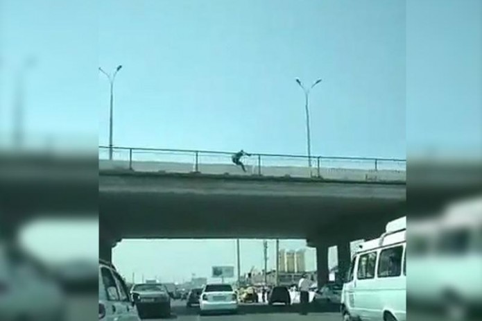 В Бектемирском районе женщина попыталась спрыгнуть с моста