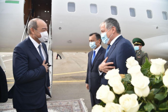 Премьер-министр Узбекистана Абдулла Арипов прибыл в Душанбе