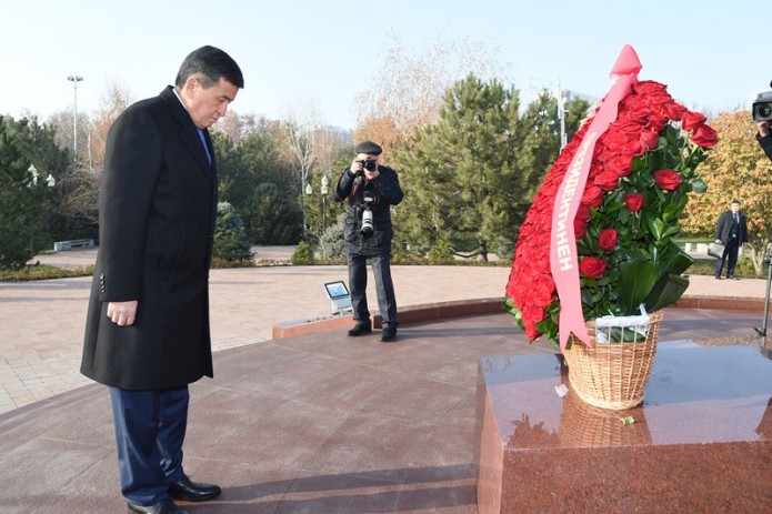 Президент Кыргызстана возложил цветы к памятнику Исламу Каримову