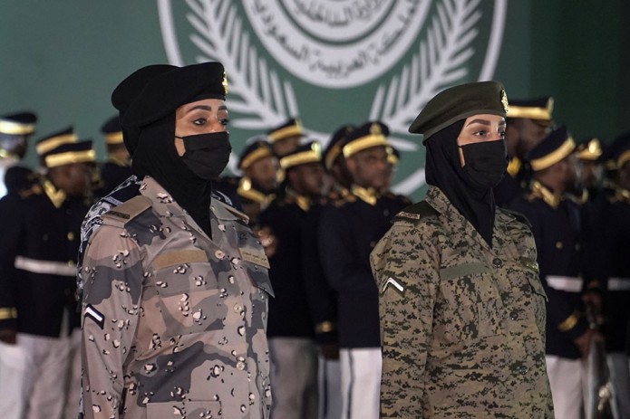 В военном параде в Саудовской Аравии впервые приняли участие солдаты-женщины