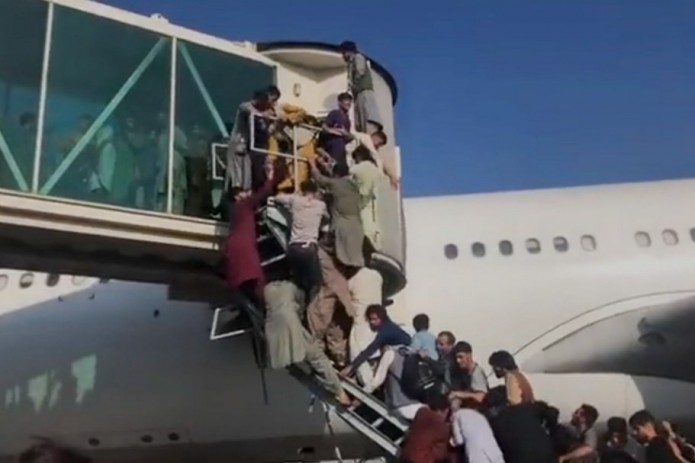 Хаос в аэропорту Кабула попал на видео