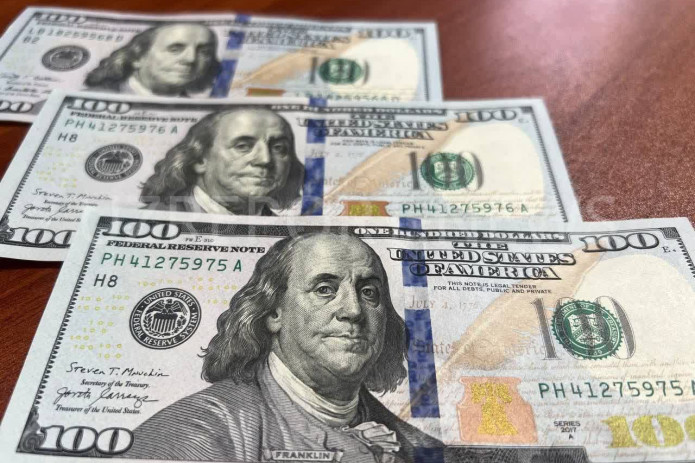 O‘zbekistonda dollar kursi 12700 so‘mdan pastga tushdi