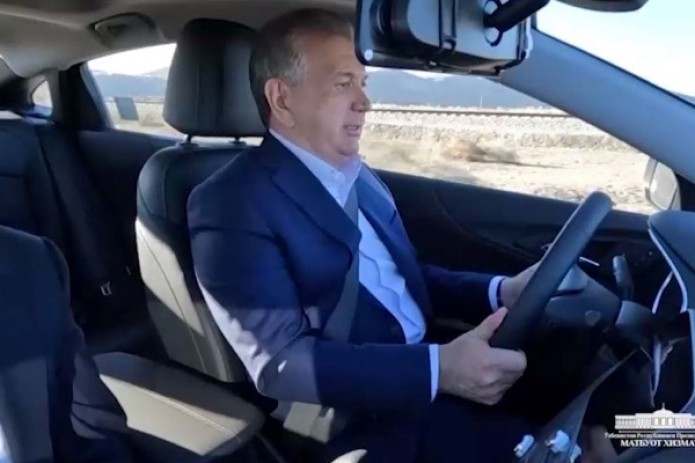 Shavkat Mirziyoyev personally checks quality of roads in Surkhandarya - video