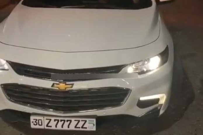 Hozirda auksionda savdoda bo'lgan 30 Z 777 ZZ raqami taqilgan avtomobil surati tarqaldi