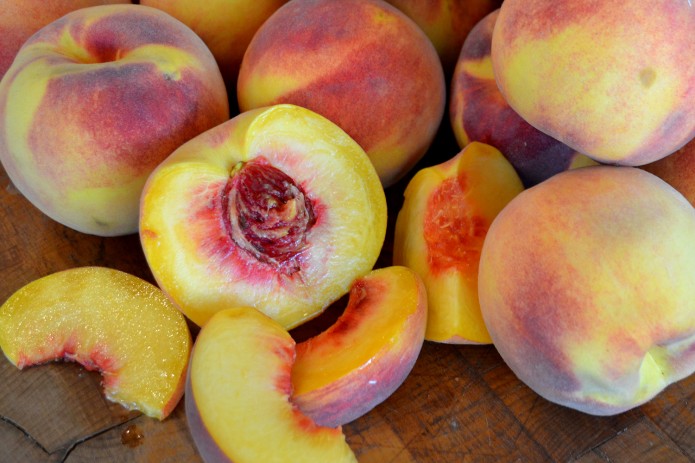 Из Ферганской области начался экспорт персиков в Россию и Кыргызстан