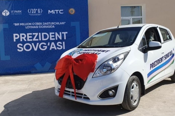 Директорам двух школ Узбекистана вручили автомобили Spark