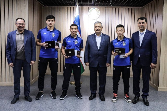 O‘zbekiston futbol assotsiatsiyasi rahbari futbolchi yoshlarga mukofotlarni topshirdi