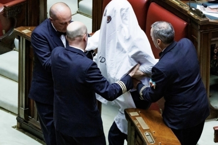Italiyada deputat arvoh kiyimida Bosh vazir Jorjiya Meloniga norozilik bildirdi