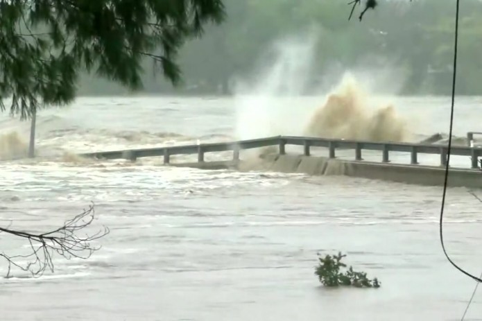 Из-за наводнений в Техасе объявлена эвакуация (Видео)