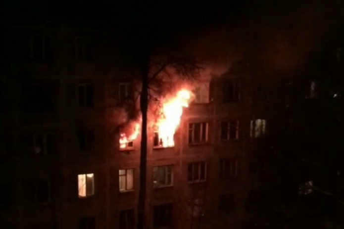 В Подмосковье школьница выбросила трехлетнюю сестру из окна горящей квартиры - видео
