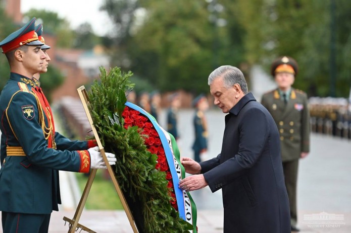 Shavkat Mirziyoyev Moskvadagi Aleksandr bog‘ida gul qo‘ydi