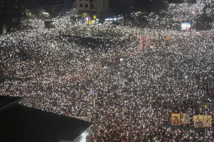 Belgradda 100 mingdan ortiq kishi namoyishga chiqdi