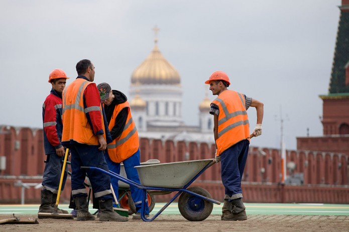 "O‘zbekistonning iqtisodiy jihatdan rivojlanishi Rossiyaga migrantlar sonining kamayishiga olib kelmaydi" — Ekspert