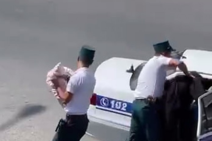 Farg'onada ichki ishlar xodimlari bolali ayolni tepib, mashinaga o'tqazdi