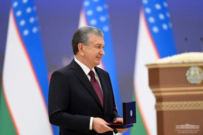 Shavkat Mirziyoyev Oʻzbekiston Respublikasi mustaqilligining oʻttiz toʻrt yilligi munosabati bilan davlat xizmatchilari hamda ishlab chiqarish va ijtimoiy-iqtisodiy sohalar xodimlaridan bir guruhini mukofotladi