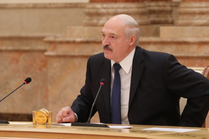Лукашенко требует от нового правительства решить вопрос зависимости Беларуси от РФ