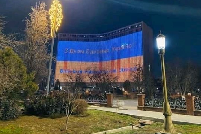 Гостиницу «Узбекистан» подсветили украинским флагом