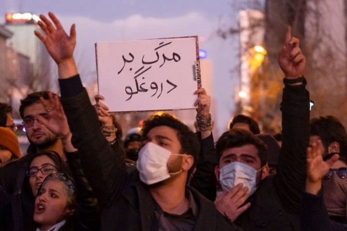 "Нам лгут, что наш враг - Америка, наш враг тут" - как проходят антиправительственные протесты в Иране