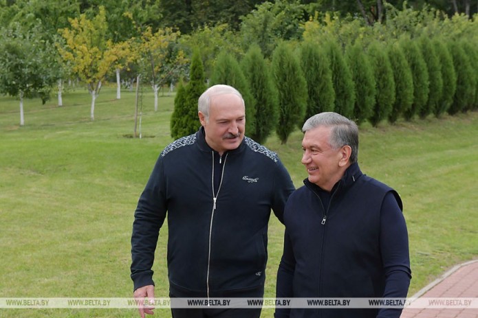 Шавкат Мирзиёев и Александр Лукашенко провели неформальную встречу и обменялись подарками