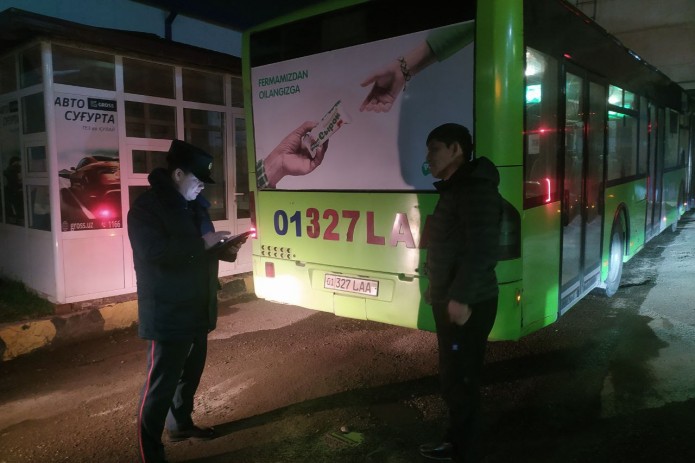 Toshkentda avtobus haydovchisi harakat davomida sigaret chekkani uchun jarimaga tortildi