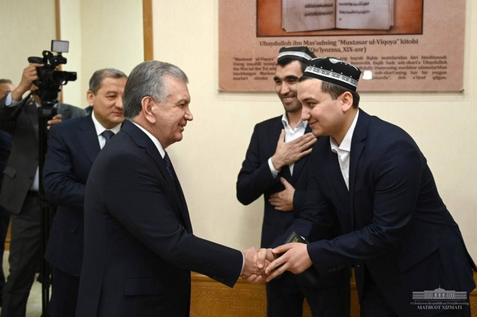 Shavkat Mirziyoyev Buxorodagi Mir Arab oliy madrasasini borib ko‘rdi