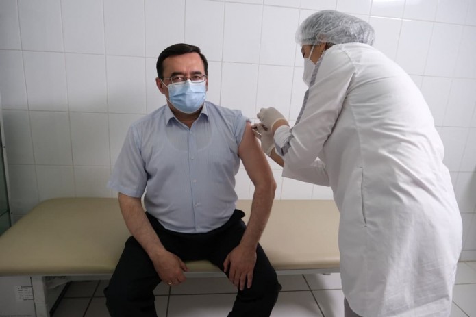 Замминистра здравоохранениия вакцинировался от коронавируса