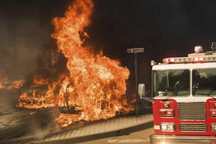 Пожары в Калифорнии грозят уничтожить новые богатые дома