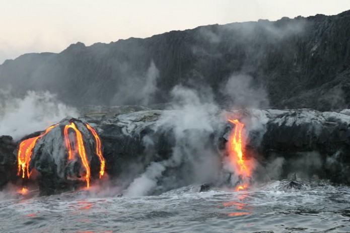 Лава из вулкана на Гавайях начала стекать в Тихий океан