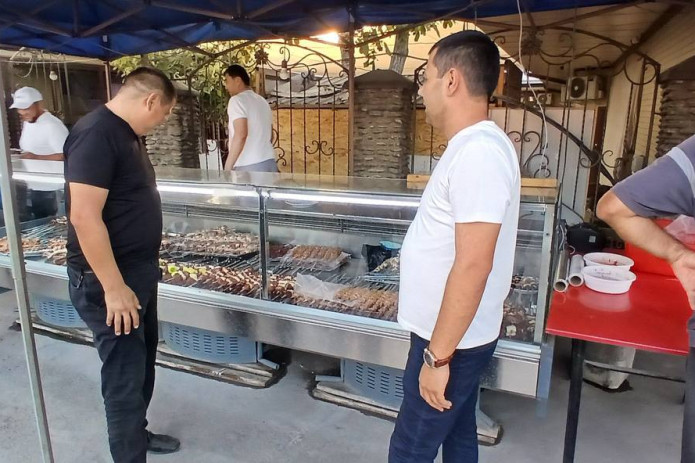 Toshkent viloyatida chumchuq go’shtidan shashlik tayyorlagan choyxona rahbari jarimaga tortildi