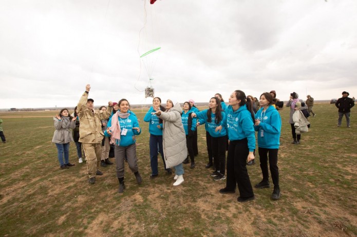 Uzbek girls launch nanosatellites into stratosphere