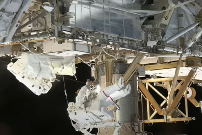 NASA‘ning ikki ayol astronavti XKS bortidan ochiq kosmosga chiqdi