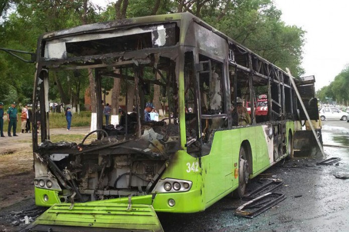 В Чиланзарском районе Ташкента загорелся автобус