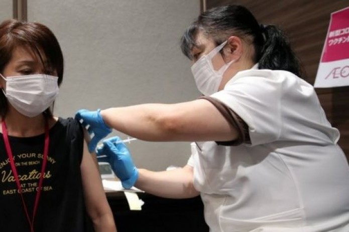 Япония приостановила использование вакцин Moderna из-за примесей