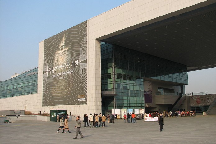 Шавкат Мирзиёев и Мун Чжэ Ин посетили Национальный музей Южной Кореи