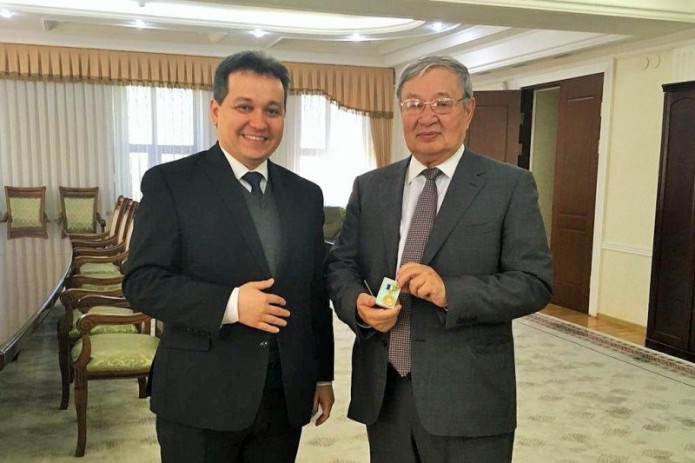 Председатель Жокаргы Кенеса Каракалпакстана награжден нагрудным знаком «Таълим хомийси»