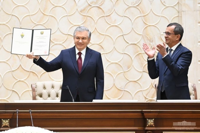 Шавкат Мирзиёев вступил в должность президента Узбекистана и принес присягу