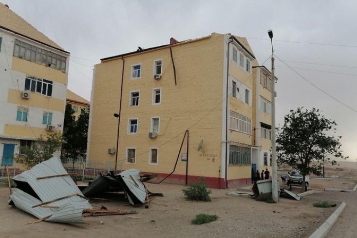 В Джизаке и Учкудуке сильный ветер повредил дома