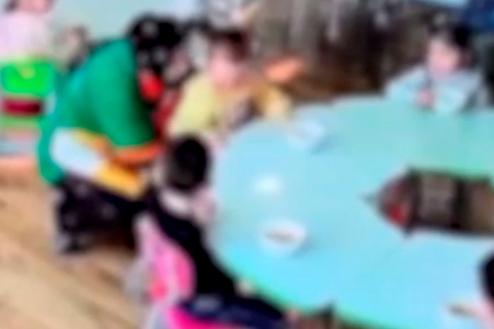 Toshkentdagi bog‘chada tarbiyachi bolani ovqat yemagani uchun stulga skotchlab qo‘ydi