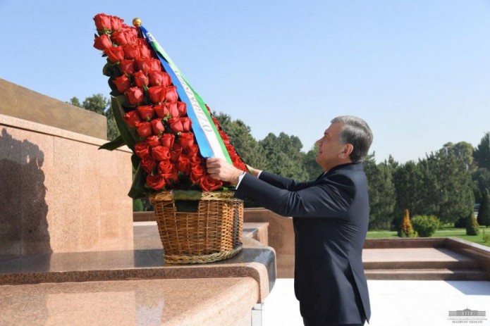 Президент возложил цветы к Монументу независимости и гуманизма