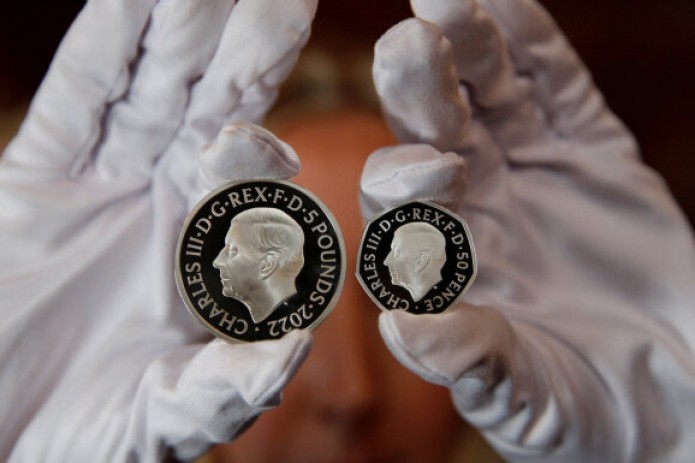 В Великобритании показали первые монеты с изображением короля Карла III