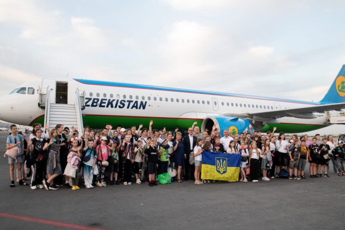 O‘zbekiston tomonining ko‘magi bilan bir guruh ukrainalik bolalar dam olish va reabilitatsiya uchun Toshkentga keldi