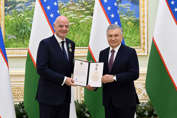 Shavkat Mirziyoyev FIFA rahbari Janni Infantinoga “Do‘stlik” ordenini topshirdi