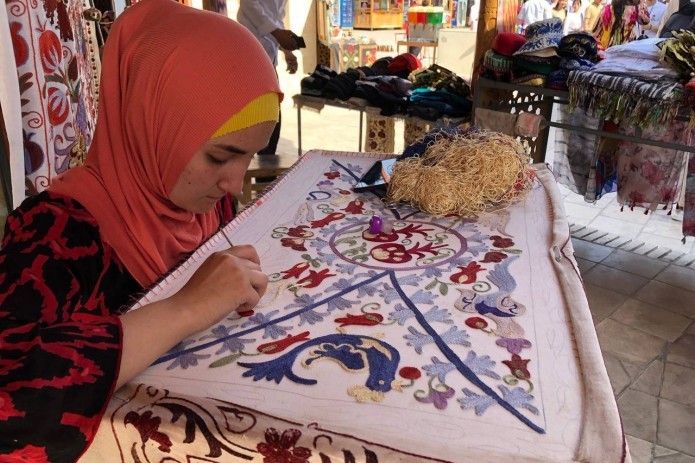 В Бухаре стартовал первый международный фестиваль золотошвейного и ювелирного дела