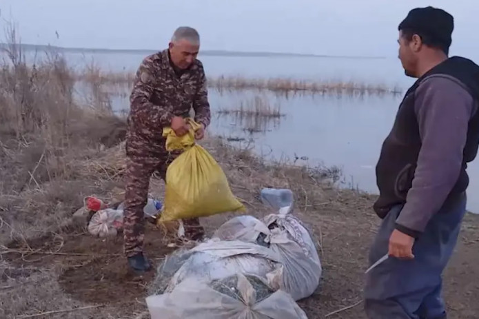 Aydar-Arnasoy ko‘llari tizimida o‘nlab qoidabuzarliklar aniqlanib, yuzlab noqonuniy to‘rlar olib qo‘yildi